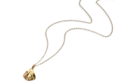 stingray necklace gold closer