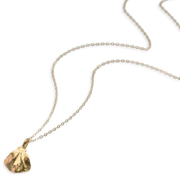 stingray necklace gold closer